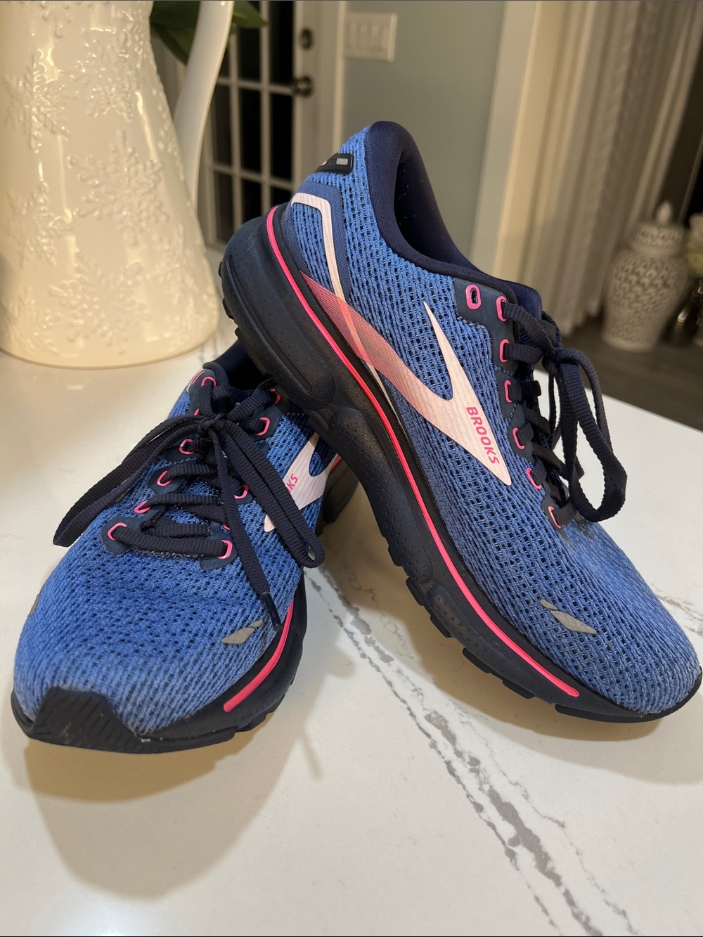 Brooks Gosh 15 Women's Navy Blue Running Shoes with Pink Trim size 8.5